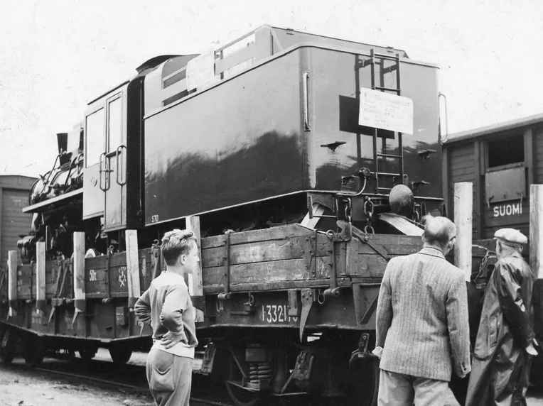 Kymmenen neuvostoliittolaisten hylkäämää veturia jäi Suomeen yksityisille rautateille. Kuva otettu elokuussa 1952 Lappeenrannassa.