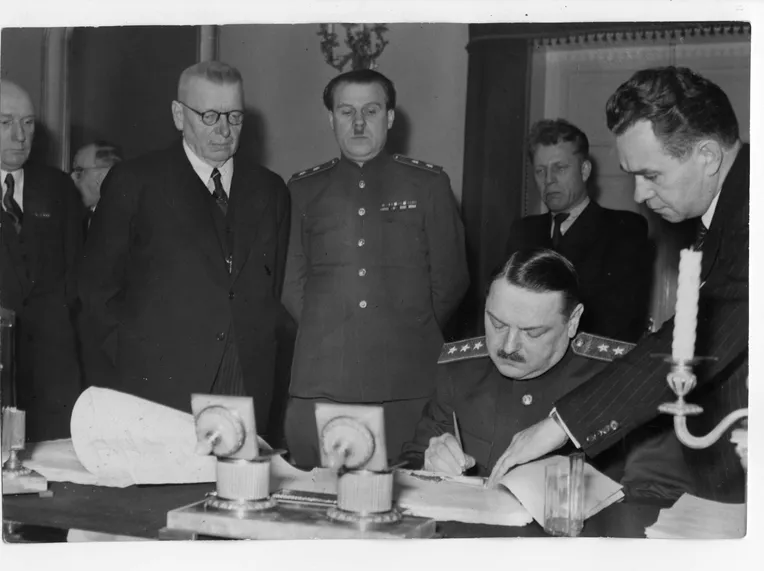 Kenraalieversti Ždanov allekirjoittaa sopimuksen. Hänestä oikealle ministeri Orlov, vasemmalla kenraaliluutnantti Savonenkov ja pääministeri Paasikivi. 17.12.1944.