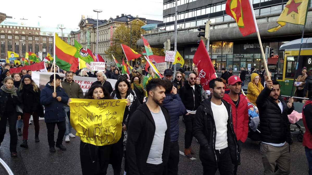 Poliisi kertoo käyttäneensä voimakeinoja Turkin toimia ja Syyrian sotaa vastustavan mielenosoituksen yhteydessä. Mielenosoittajien kulkue Rautatieaseman edessä Helsingissä lauantaina 19. lokakuuta.