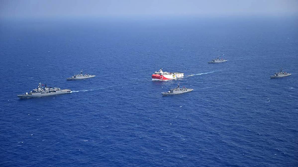Oruc Reis tutkimusalus Turkin armeijan laivaston saattelemana