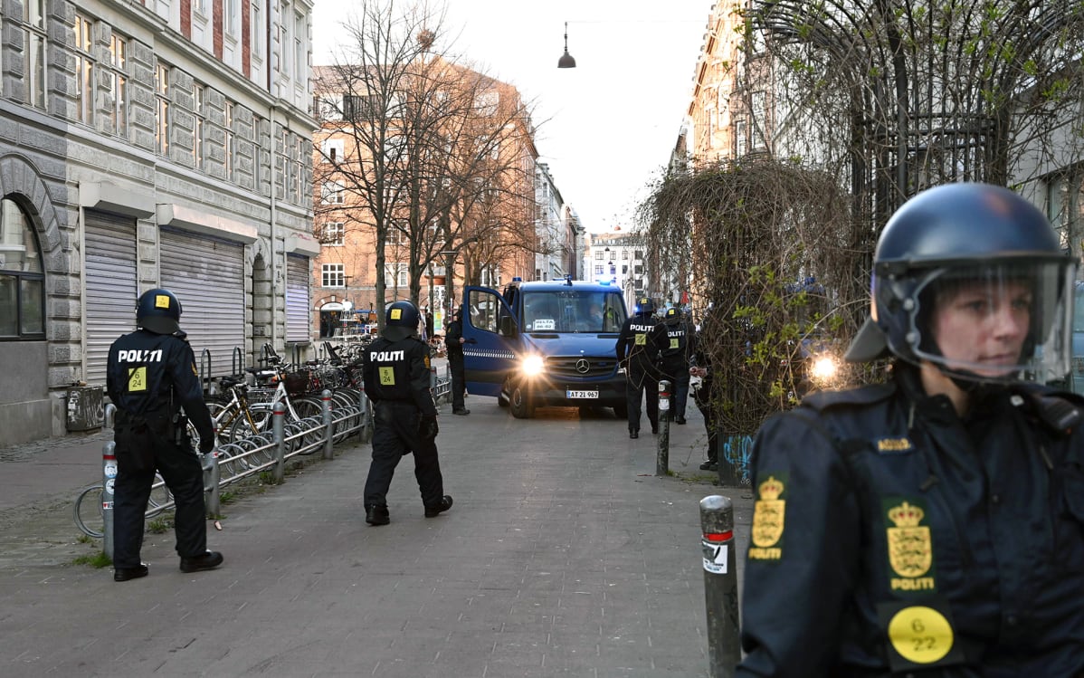 Mellakkavarusteisia poliiseja Kööpenhaminassa sunnuntaina.
