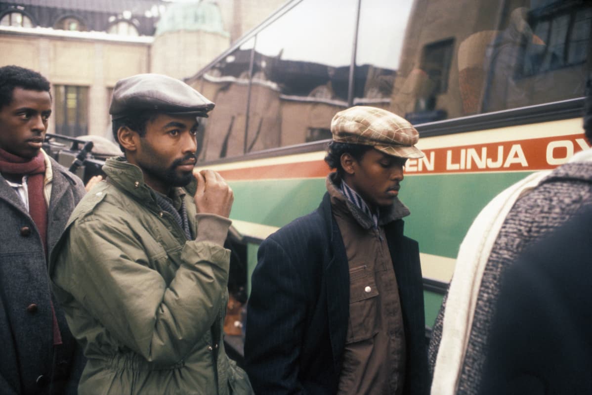Somalialaisia pakolaisia jonottamassa linja-autoon Helsingin rautatieasemalla vuonna 1990. 