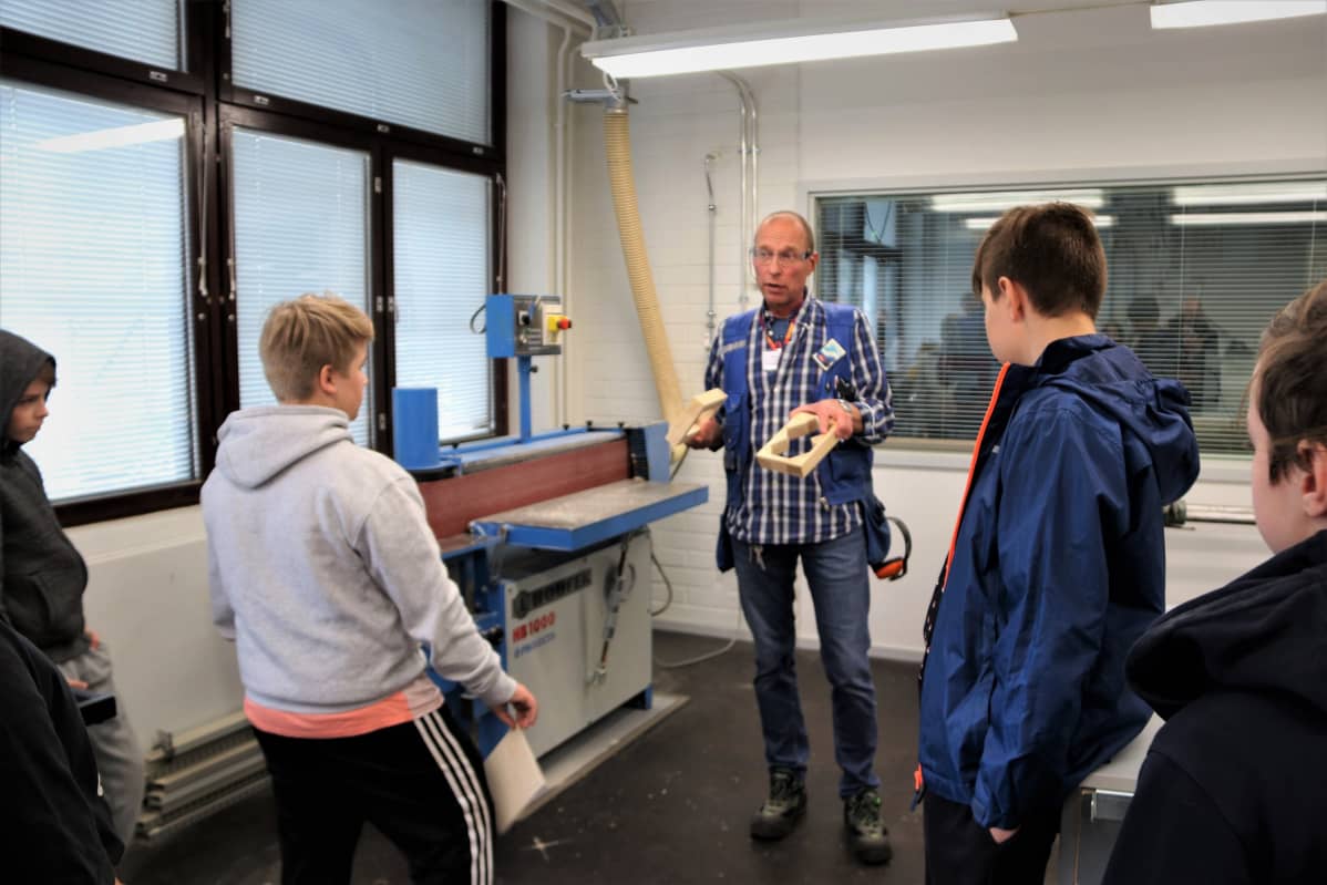 Teknisen työn opettaja Jyrki Kukkonen opettaa oululaisen Pohjankartanon koulun oppilaita. 