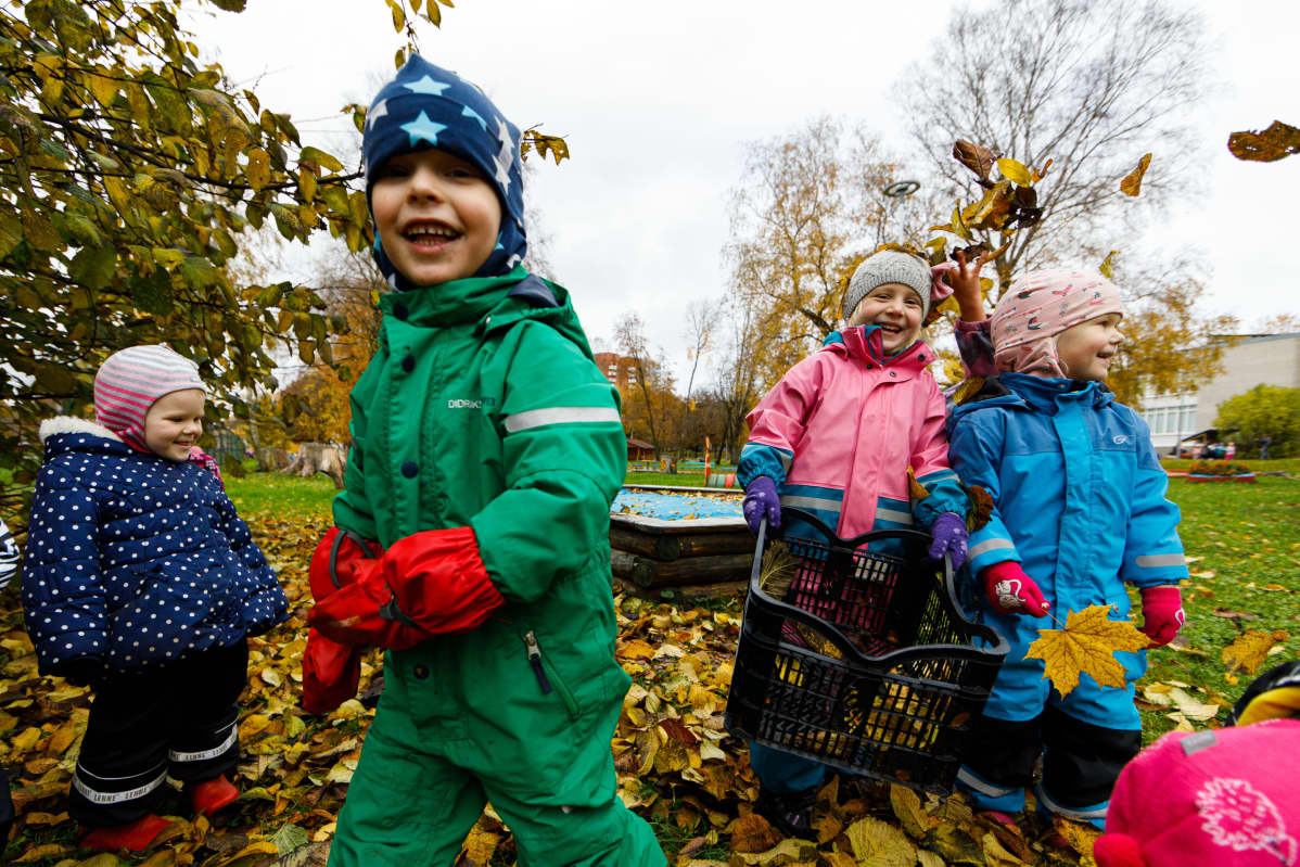 Siilit-ryhmän lapset Saskia Helena, Lennart, Andra-Grettel ja Emili leikkivät tallinnalaisen Tammetõrun päiväkodin pihalla.