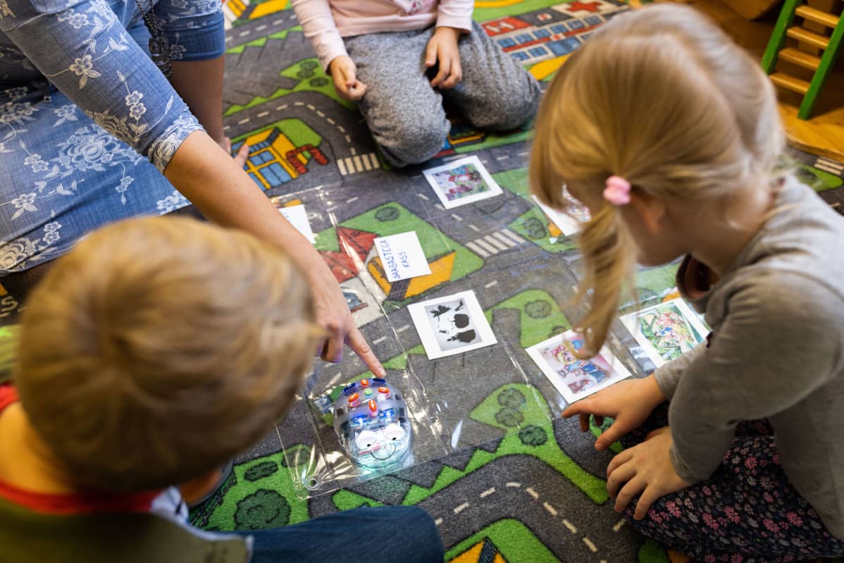Tämänhetkinen varhaiskasvatuksen opetussuunnitelma Virossa on uutta suunnitelmaa vapaampi ja lapsikeskeisempi.