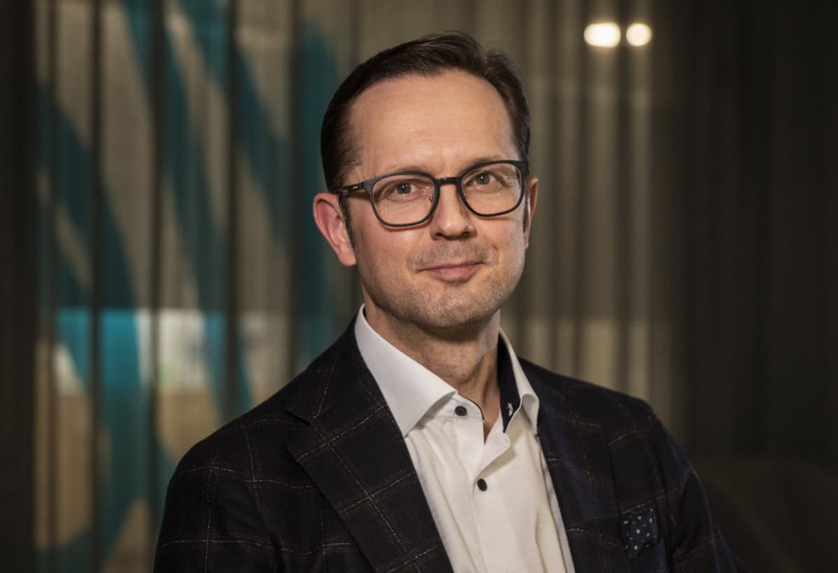 Professori Matti Reinikainen johtaa koronapotilaiden tehohoidon tilannekuvaa ylläpitävää ryhmää. Professori Matti Reinikainen johtaa koronapotilaiden tehohoidon tilannekuvaa ylläpitävää ryhmää.