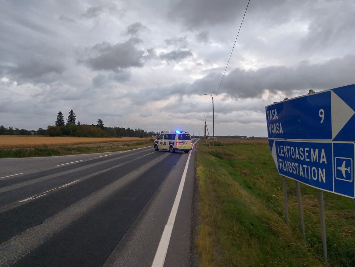 Poliisi sulkenut tien Vaasan lentoasemalle 25. elokuuta.