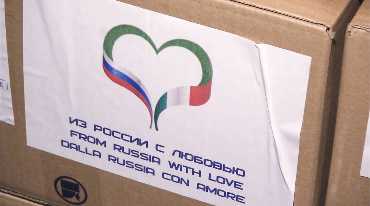 Kuvakaappaus Venäjän puolustusministeriön videomateriaalista jossa toimitetaan avustuspaketteja Italiaan.