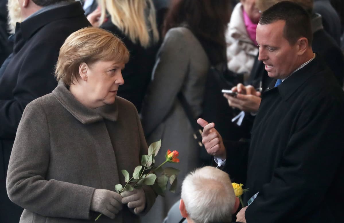 Saksan liittokansleri Angela Merkel sekä Yhdysvaltain sittemmin eronnut suurlähettiläs Richard Grenell (oikealla) Berliinin muurin murtumisen 30-vuotismuistojuhlissa Berliinissä viime marraskuussa.