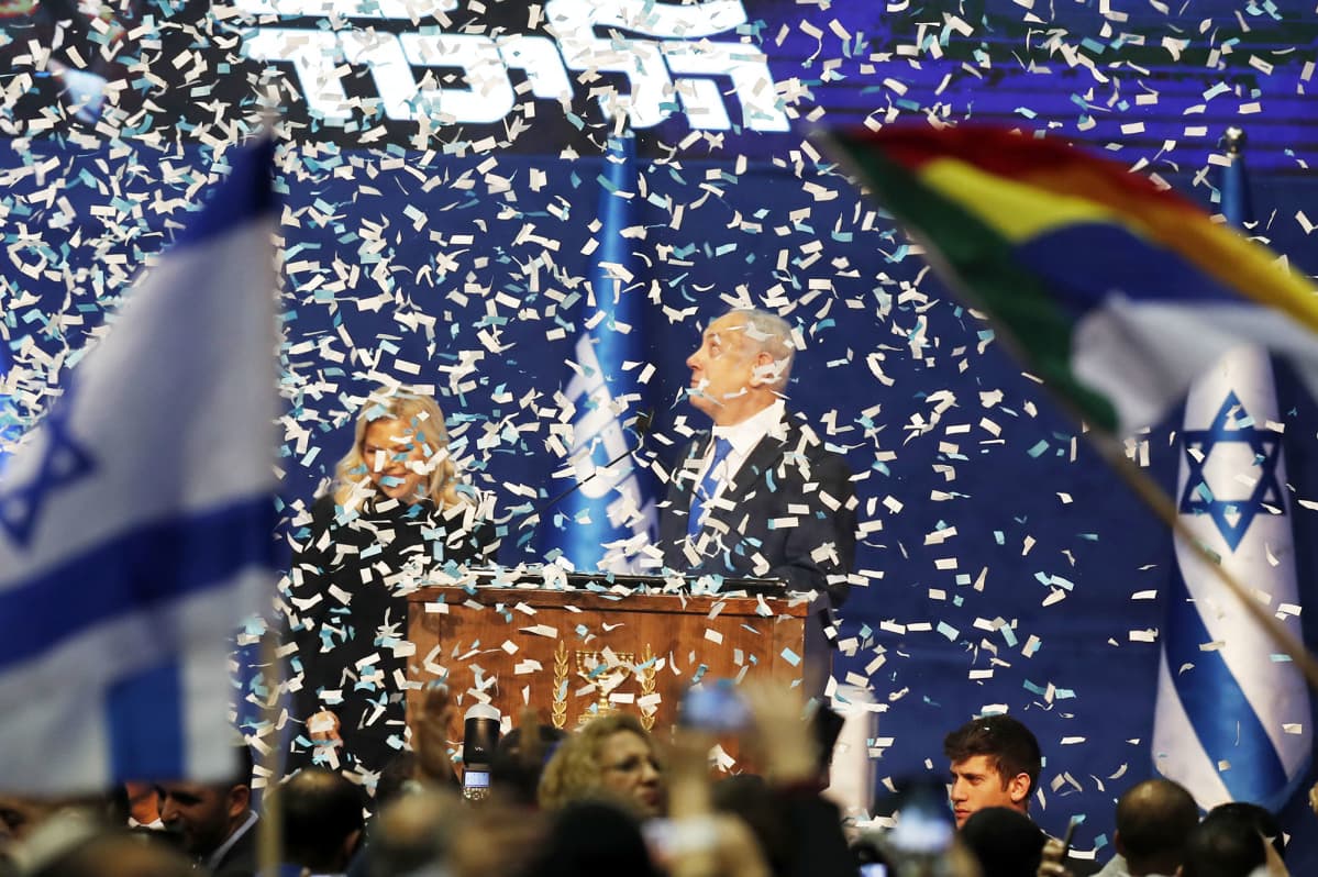 Benjamin ja Sara Netanjahu osallistuvat vaalivalvojaisiin Tel Avivissa