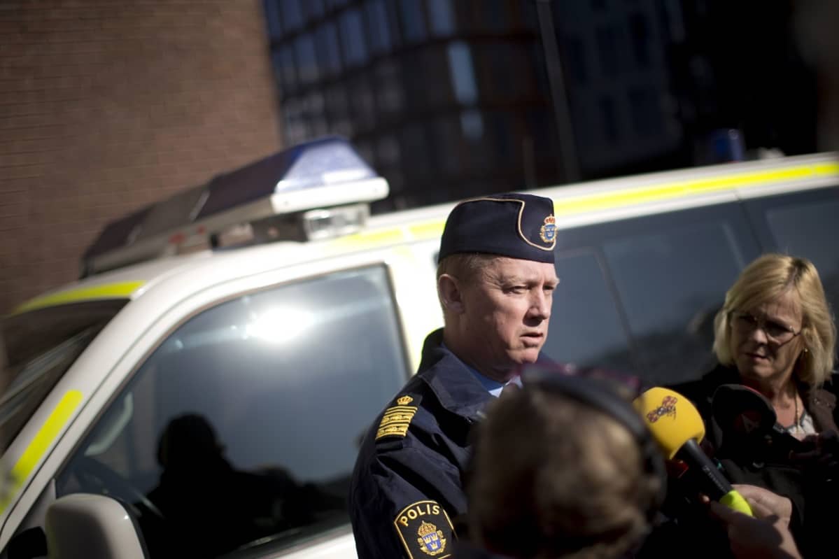 Ruotsin poliisi seisoo poliisiauton edessä antamassa haastattelua Göteborgissa.