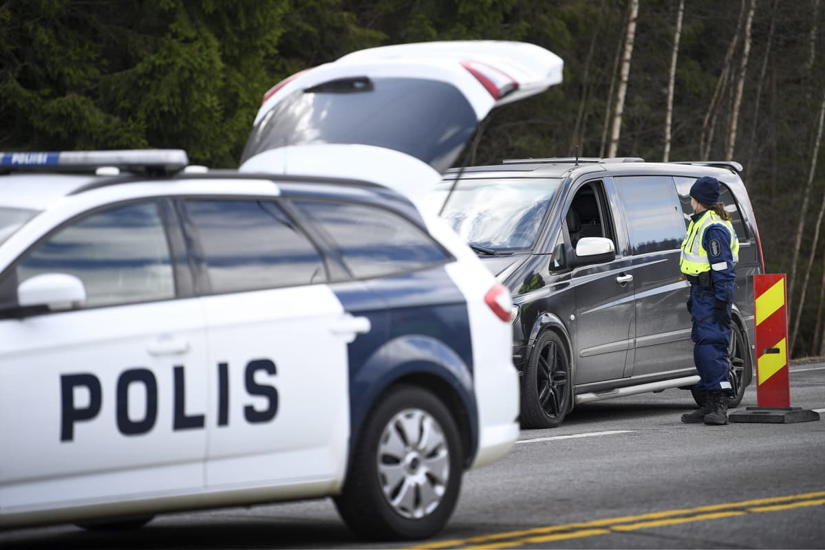 Poliisi tarkastaa autoilijat Kasvihuoneilmiön viereisellä pysäytyspaikalla Lohjalla Vanhan Turuntien varrella lauantaina aamupäivällä 28. maaliskuuta.