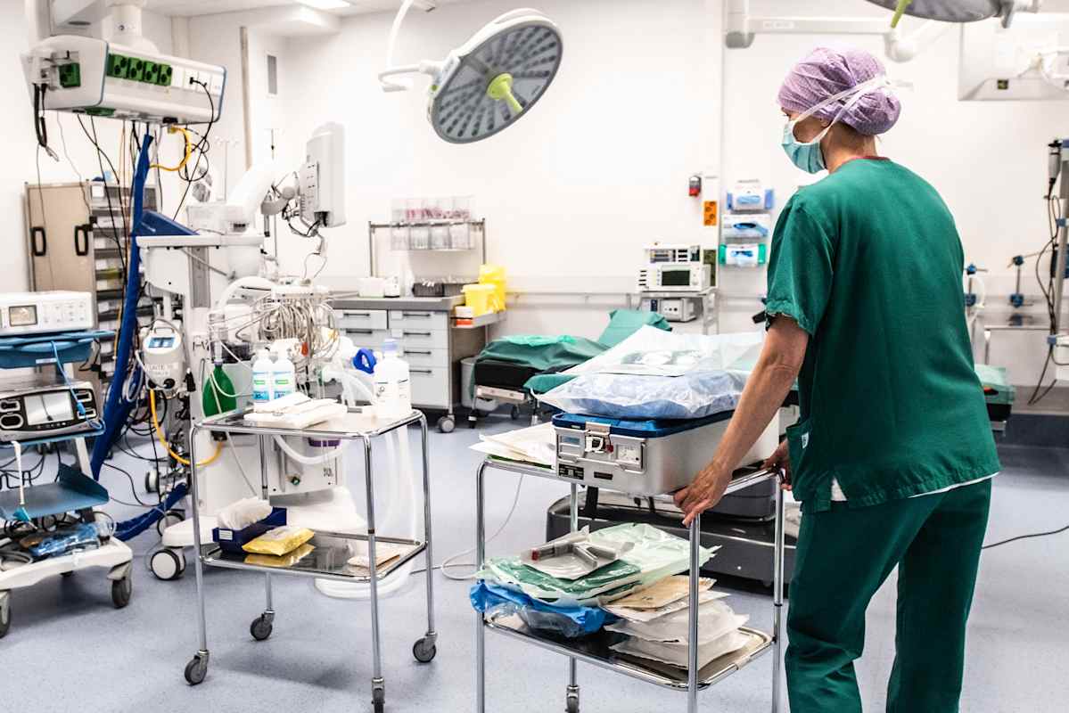 Carita Vuorenpää ja Lotta Lantto leikkausalihoitajat Jorvin sairaalan Anestesia- ja leikkausosasto K:n leikkaussalissa. Carita Vuorenpää ja Lotta Lantto leikkausalihoitajat Jorvin sairaalan Anestesia- ja leikkausosasto K:n leikkaussalissa.