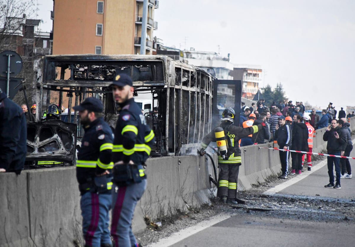 Kuskin tuleen sytyttämä bussi sammutustöiden jälkeen 20. maaliskuuta.