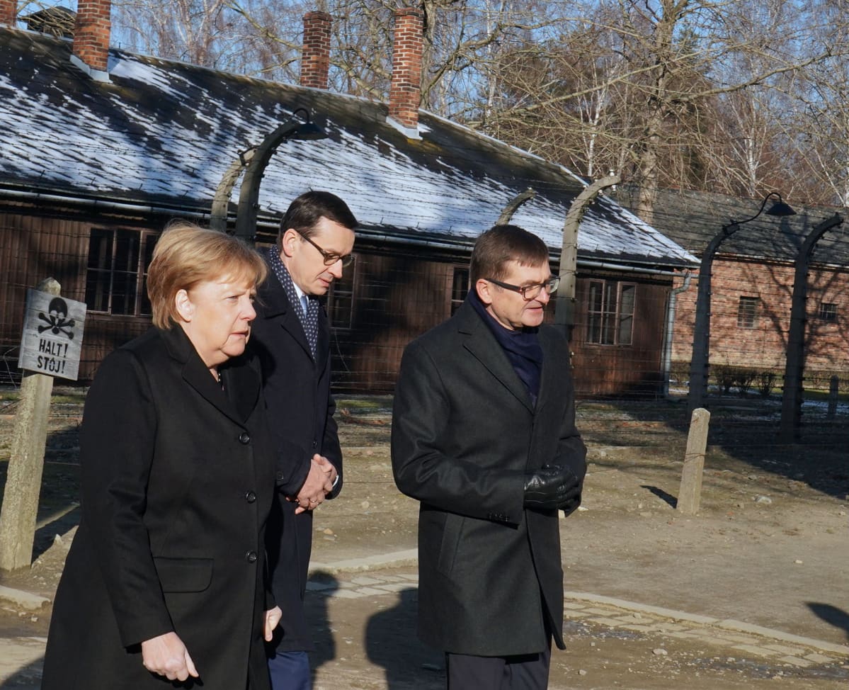 Angela Merkel vierailulla Auschwitz-Birkenaussa Puolassa 6. joulukuuta.
