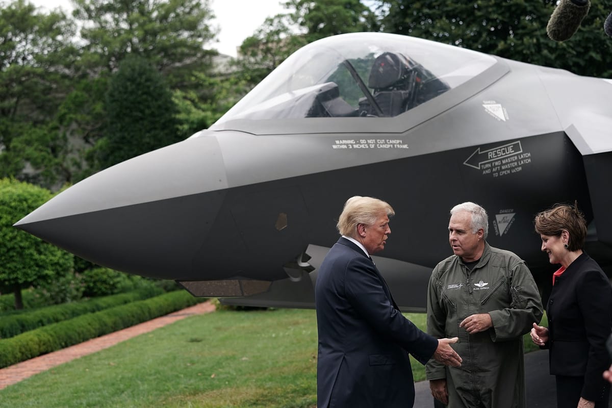 Presidentti Donald Trump tapasi heinäkuussa Lockheed Martin -aseyhtiön toimitusjohtaja Marillyn Hewsonin ja johtavan koelentäjän Alan Normanin F-35-hävittäjän vierellä.