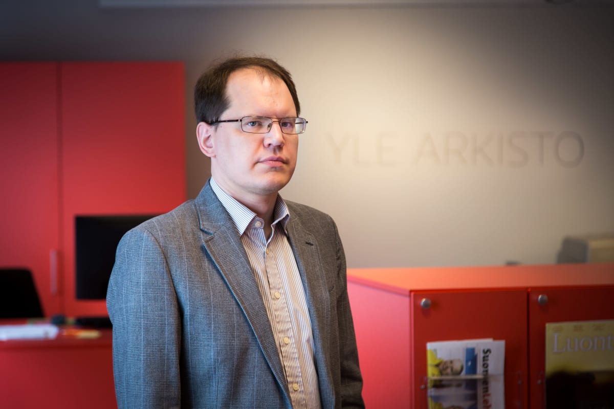 Riku Neuvonen Ylen kirjastossa. Riku Neuvonen Ylen kirjastossa.