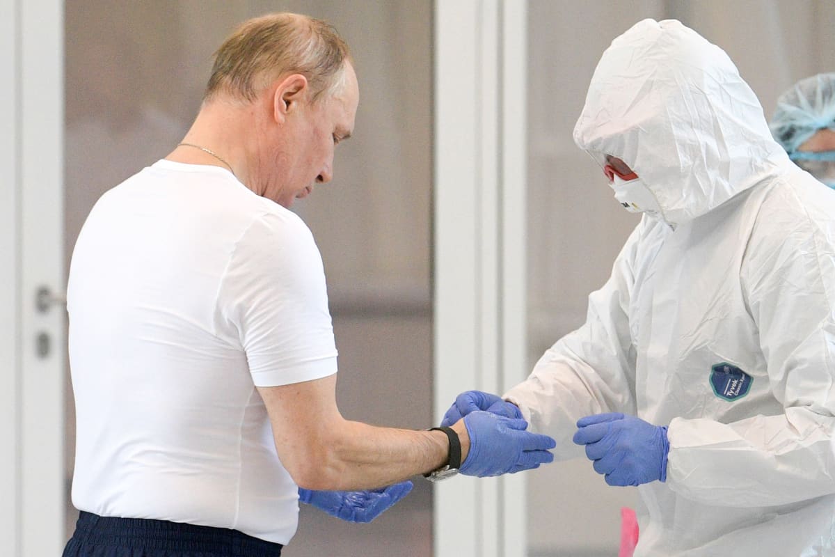 Vladimir Putin vieraili Kommunarkassa Moskovan seudulla tutustumassa tartuntatautisairaalaan 24. maaliskuuta.