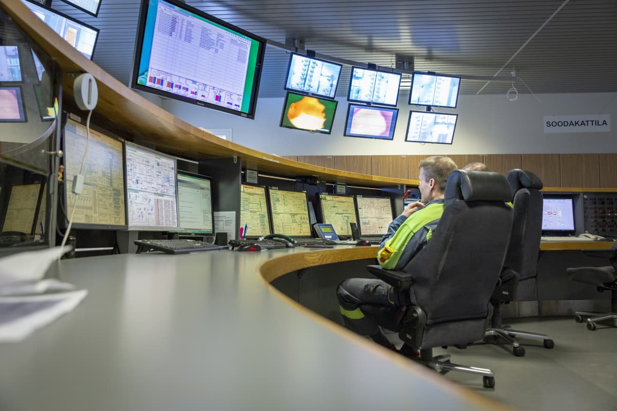 Kemikaalien talteenottolaitoksen valvomo.  Kemikaalien talteenottolaitoksen valvomo.