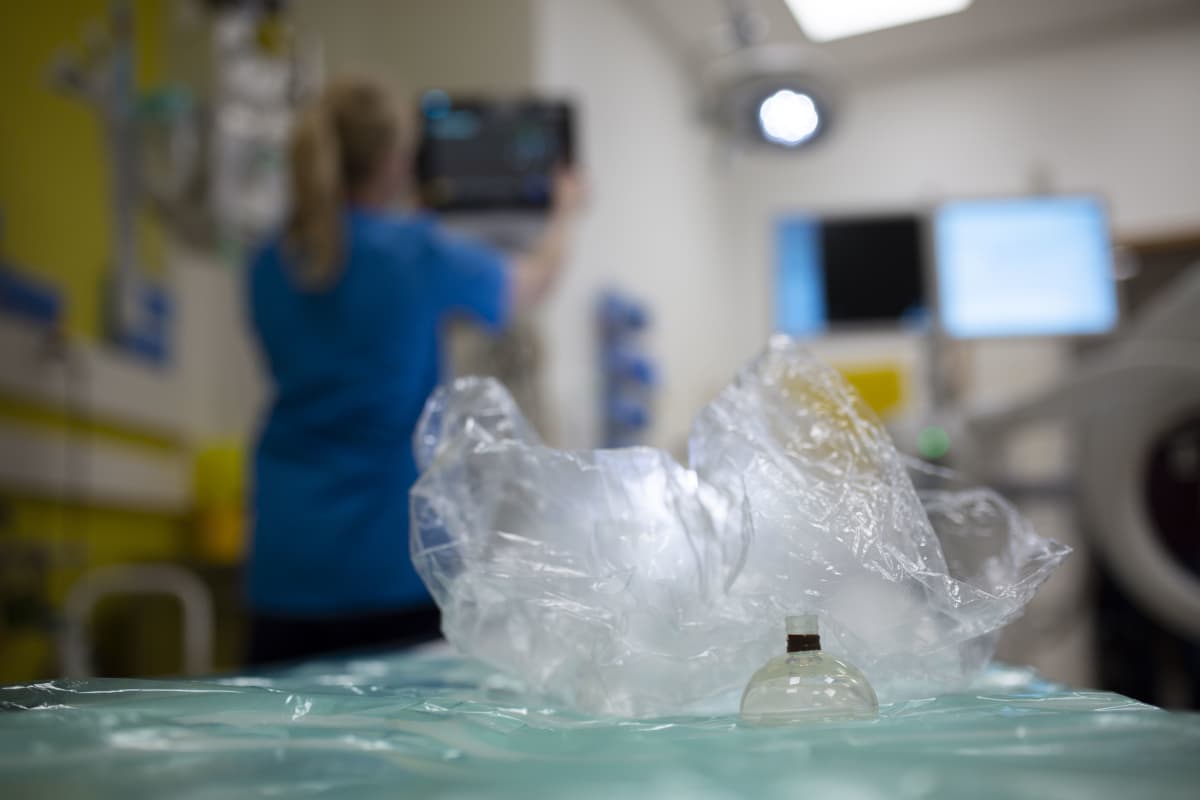 Hoitaja ja happimaski Lastensairaalan ensiapuosastolla Hoitaja ja happimaski Lastensairaalan ensiapuosastolla