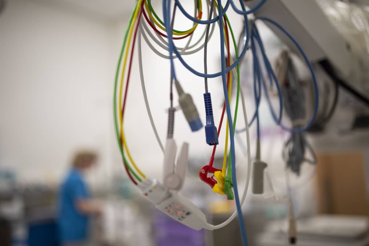 Hoitaja ja ensiapulaitteiston johtoja Lastensairaalan ensiapuosastolla Hoitaja ja ensiapulaitteiston johtoja Lastensairaalan ensiapuosastolla