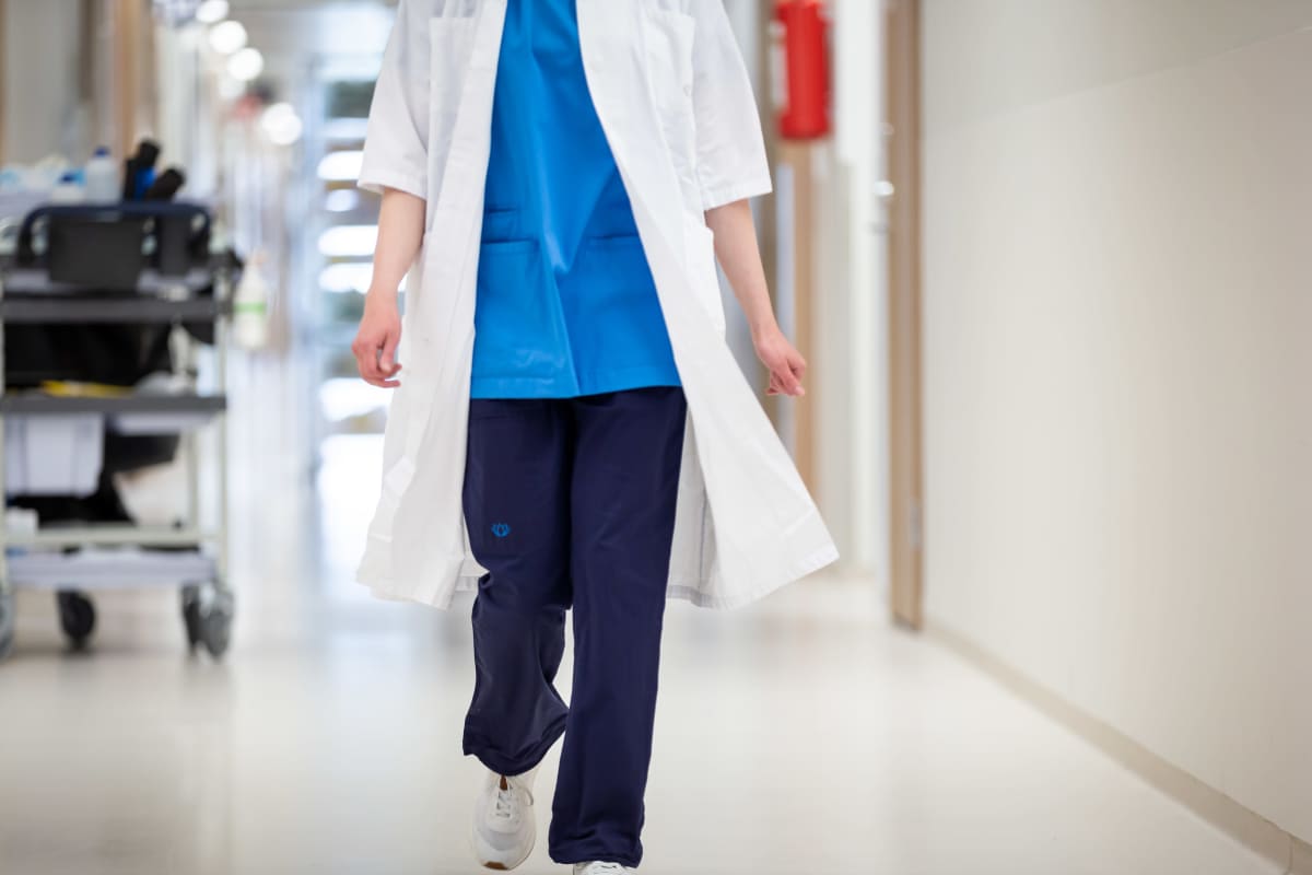 Sairaanhoitaja käytävällä, Uusi lastensairaala, Helsinki, 8.7.2019. Sairaanhoitaja käytävällä, Uusi lastensairaala, Helsinki, 8.7.2019.
