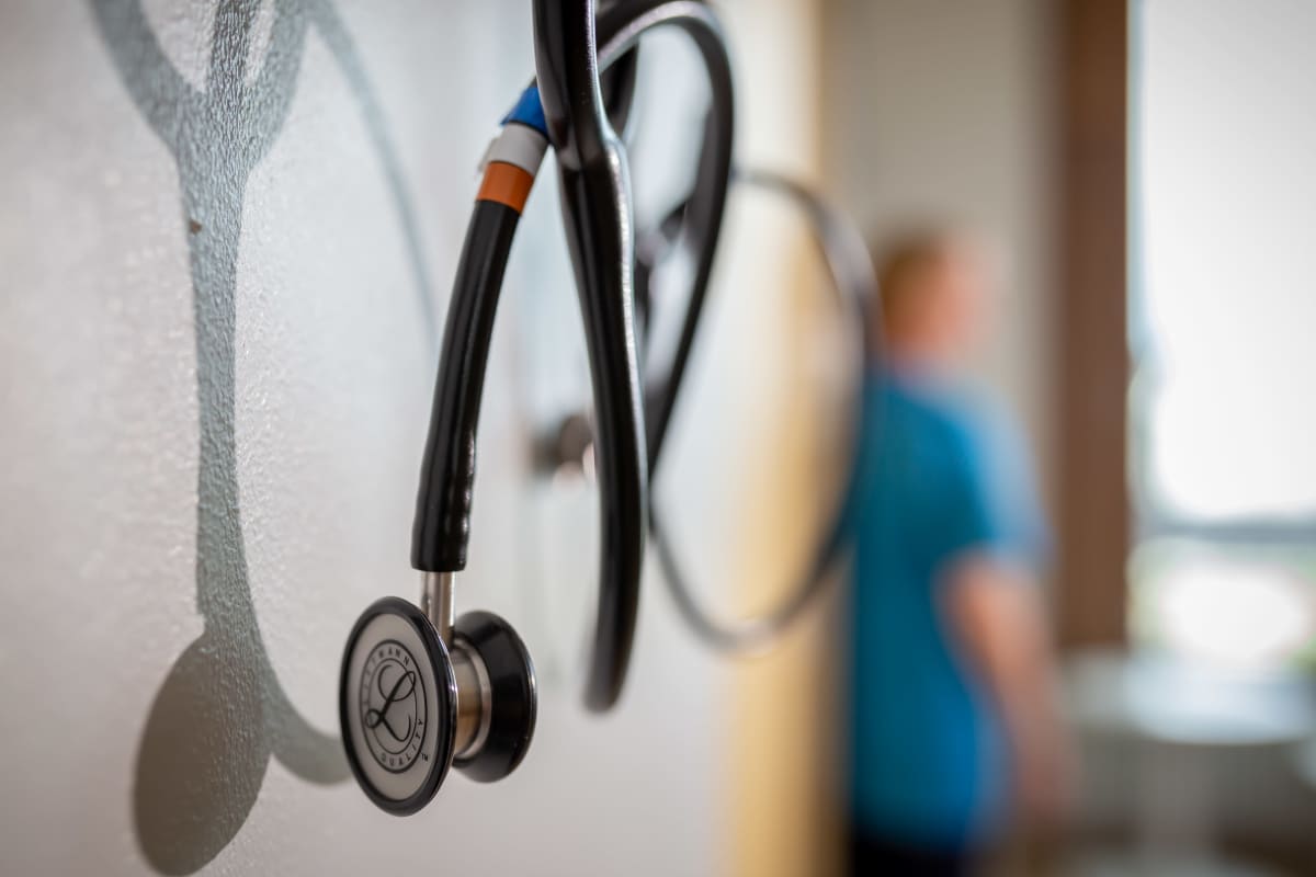 Sairaanhoitaja potilashuoneessa, Uusi lastensairaala, Helsinki, 8.7.2019. Sairaanhoitaja potilashuoneessa, Uusi lastensairaala, Helsinki, 8.7.2019.