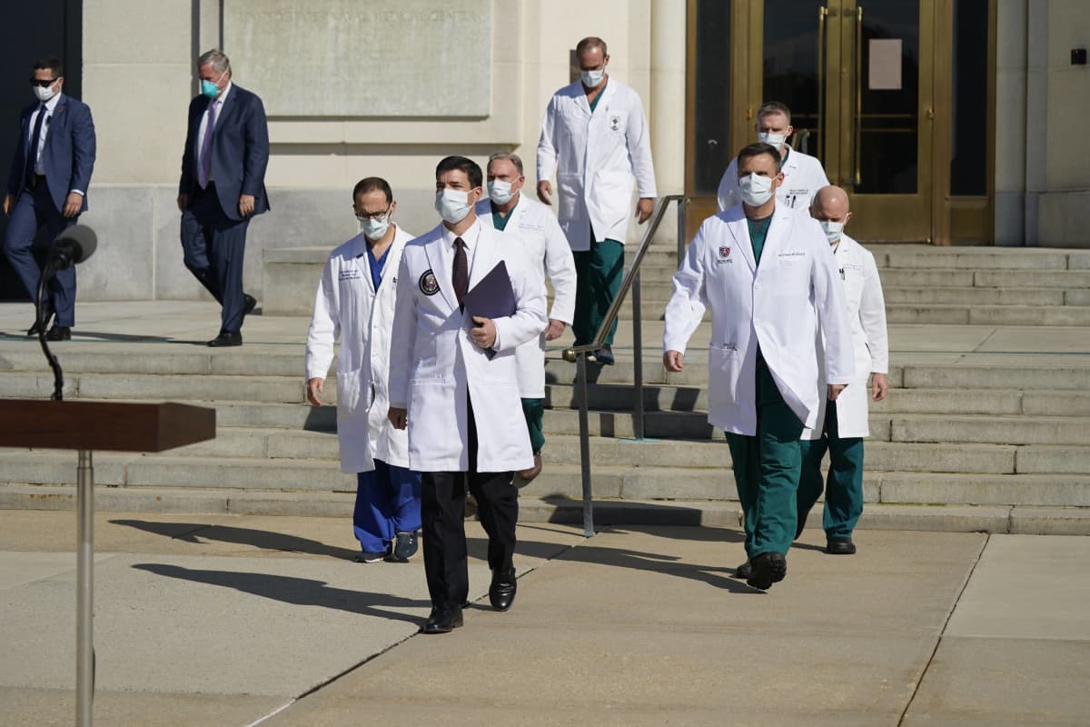 Lääkärijoukko kävelee pihalla Lääkärijoukko kävelee pihalla