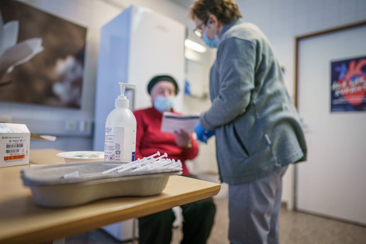 Sairaanhoitaja Seija Ovaskainen kertoo Toimi Heikkilälle koronarkotuksen toisesta vaiheesta. Sairaanhoitaja Seija Ovaskainen kertoo Toimi Heikkilälle koronarkotuksen toisesta vaiheesta.