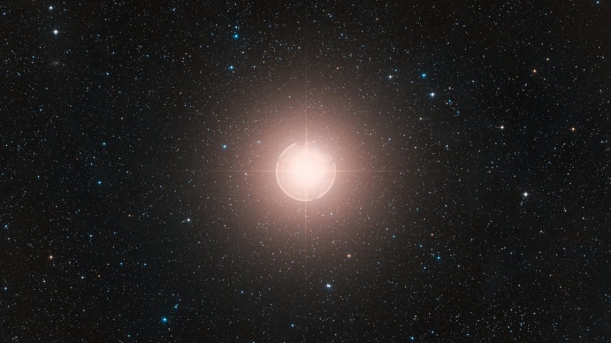Hahmotelma siitä, miltä supernovana räjähtänyt Betelgeuse voisi näyttää taivaalla.