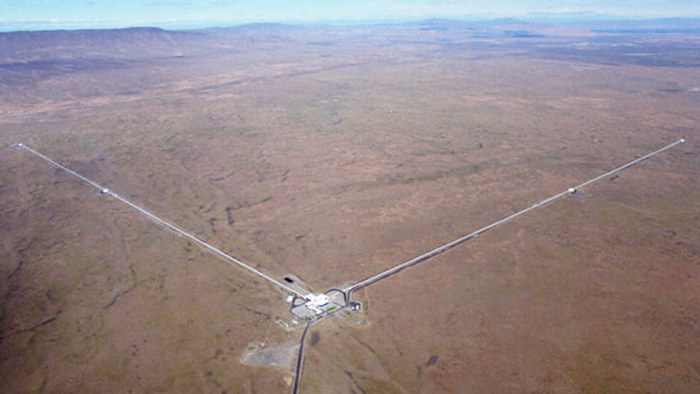 L-kirjaimen luotoinen LIGO ilmasta kuvattuna.