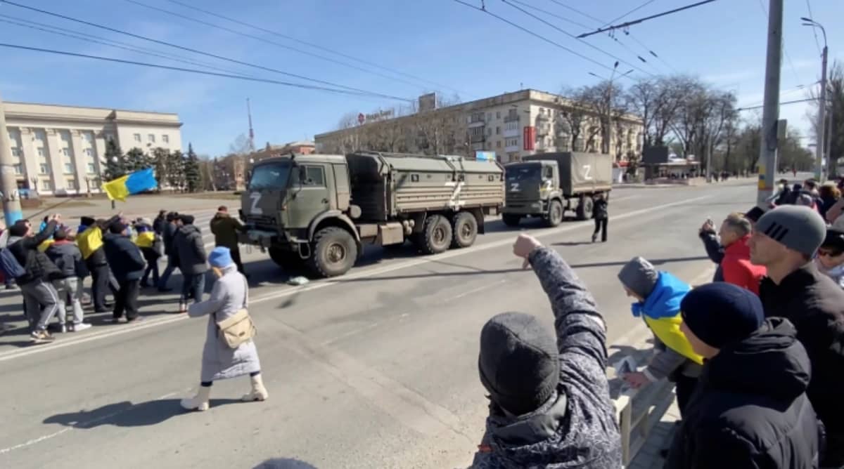 Ukrainalaiset mielenosoittajat huutavat venäläisille joukoille autoissa. Ukrainalaiset mielenosoittajat huutavat venäläisille joukoille autoissa.