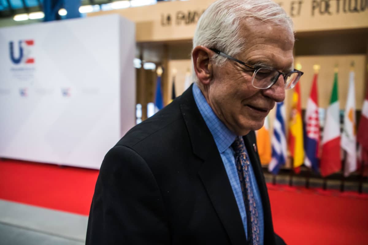 Euroopan Unionin ulkoasioiden ja turvallisuuspolitiikan korkea edustaja Josep Borrell saapumassa puolustusministereiden kokoukseen.