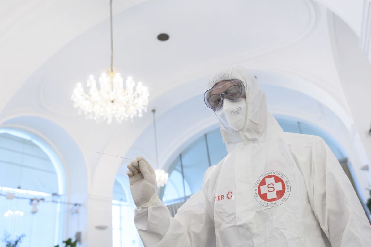 Den här hälsovårdaren tog covidtester i ett nytt testcenter vid slottet Schönbrunn i Wien den 2 februari. 