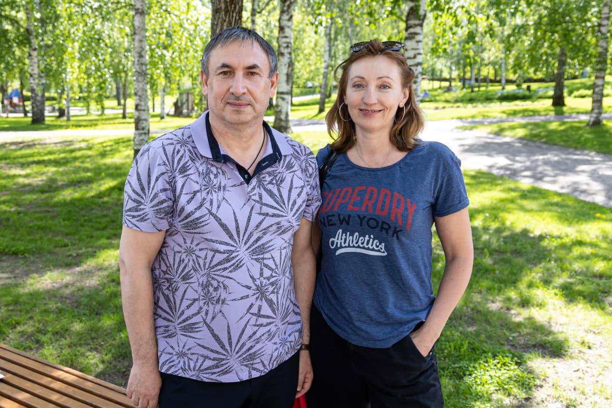 Venäläiset Igor Kostenko ja Svetlana Panteleimonova saapuivat Suomeen ja matkaavat mökilleen Äitsaareen.
