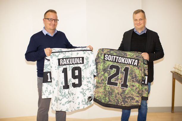 Pelipaitoja esittelevät Jukurien toimitusjohtaja Antti Laakso (vas.) ja SaiPan viestintä- ja markkinointijohtaja Jussi Viljakainen Pelipaitoja esittelevät Jukurien toimitusjohtaja Antti Laakso (vas.) ja SaiPan viestintä- ja markkinointijohtaja Jussi Viljakainen