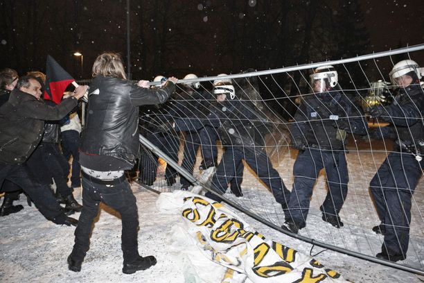 Anarkistit ovat vuosien varrella syyllistyneet useisiin rikoksiin ja rikkeisiin. Tässä mielenosoittajat vastustavat poliisia Tampereella 2013.