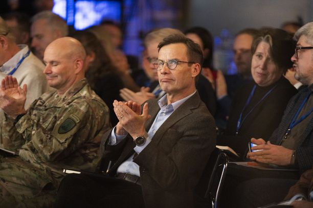 Ruotsin pääministeri Ulf Kristersson istui tammikuussa Sälenin turvallisuuskonferenssissa Naton Euroopan joukkojen komentajan Christopher G. Cavolin vieressä.