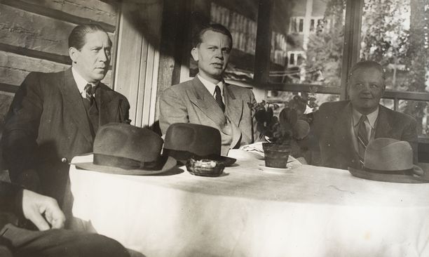 Rafael Paasio, ministeri Unto Varjonen ja SDP:n järjestösihteeri Veikko Puskala (oikealla) vuonna 1949.