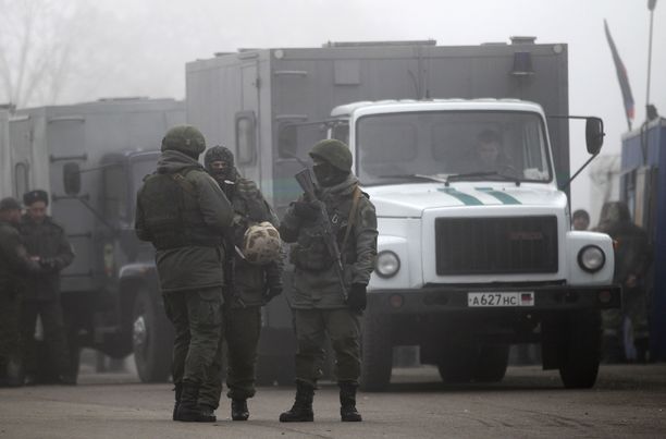 Venäjä-mielisiä separatisteja Horlivkan kaupungin lähettyvillä Donetskin alueella. Venäjä-mielisiä separatisteja Horlivkan kaupungin lähettyvillä Donetskin alueella.