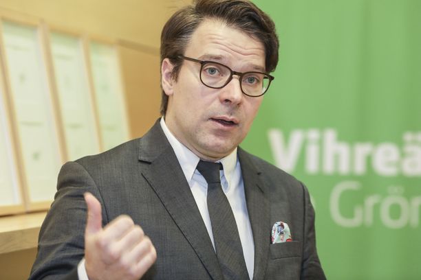 Ville Niinistö syyttää demareita ja keskustaa ”härskistä vaikuttamisesta”.  Ville Niinistö syyttää demareita ja keskustaa ”härskistä vaikuttamisesta”.
