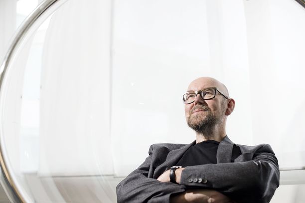 Esko Valtaoja on taustaltaan tähtitieteilijä, mutta hän on viime vuosina ottanut kantaa useisiin erilaisiin yhteiskunnallisiin kysymyksiin. Esko Valtaoja on taustaltaan tähtitieteilijä, mutta hän on viime vuosina ottanut kantaa useisiin erilaisiin yhteiskunnallisiin kysymyksiin.