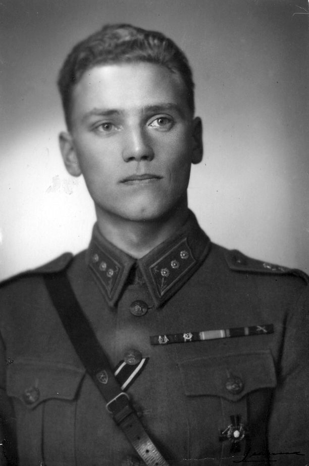Lauri Törni kuvattuna kapteenin natsat kaulallaan.