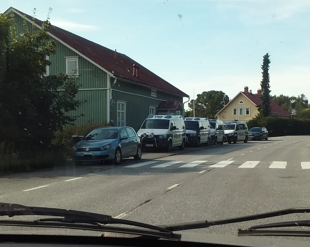 Poliisioperaatioon osallistui Iltalehden saamien tietojen mukaan ainakin viisi autollista poliiseja sekä lisäksi useampi merkkaamattomalla henkilöautolla paikalle tullut poliisi.