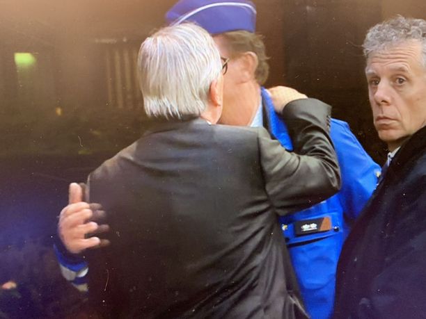Iltalehden haastatteleman EU-virkamiehen mukaan komission puheenjohtajalla, Jean-Claude Junckerilla on tapana halailla poliiseja. 