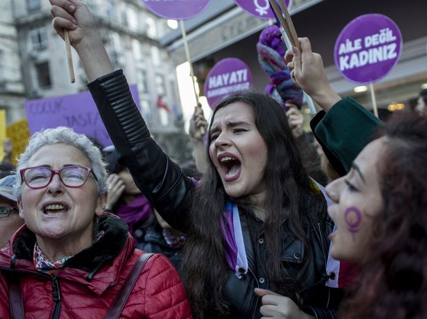 Mielenosoitus Istanbulissa Naisiin kohdistuvan väkivallan vastaisena päivänä 25. marraskuuta 2018. 