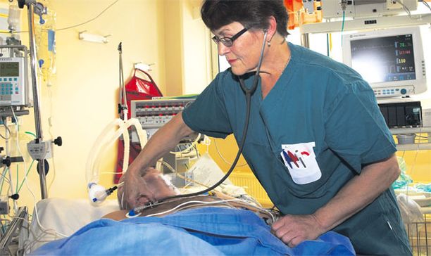 HENGITYSKONEESSA Tehohoitopaikoista on jo akuutti pula pääkaupunkiseudulla. Useita tehohoidossa olevia sikainfluenssapotilaita pidetään hengityskoneessa. HENGITYSKONEESSA Tehohoitopaikoista on jo akuutti pula pääkaupunkiseudulla. Useita tehohoidossa olevia sikainfluenssapotilaita pidetään hengityskoneessa.