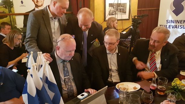 Sinisten johto on seurannut haikealla mielellä vaalipiirien ääntenlaskentaa. Sinisten johto on seurannut haikealla mielellä vaalipiirien ääntenlaskentaa.