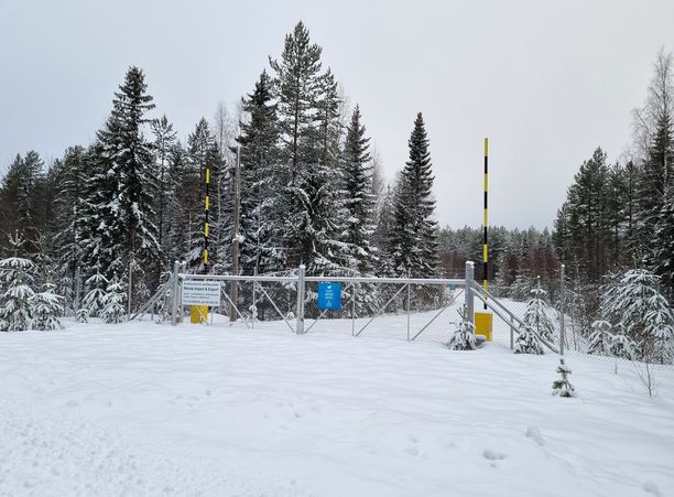 Venäläisliikemiehen yrityksen omistama tontti on rajattu järeällä piikkilangoilla varustetulla aidalla, joka on rakennettu maavallin päälle. Tontille johtavan tien sulkee portti, jossa ilmoitetaan kameravalvonnasta. Venäläisliikemiehen yrityksen omistama tontti on rajattu järeällä piikkilangoilla varustetulla aidalla, joka on rakennettu maavallin päälle. Tontille johtavan tien sulkee portti, jossa ilmoitetaan kameravalvonnasta.