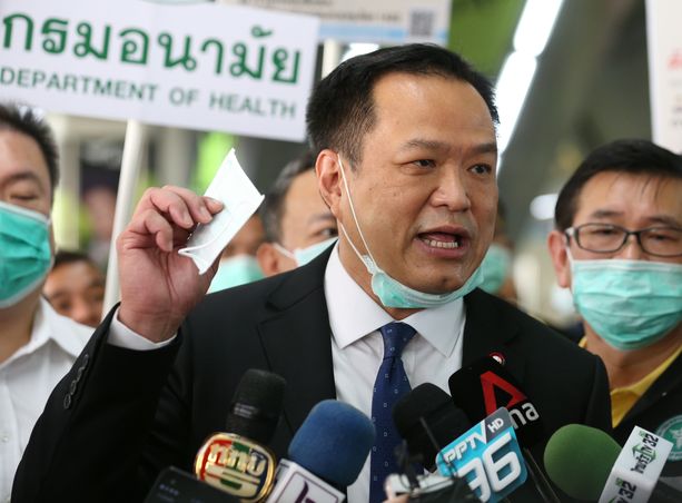 Thaimaan varapääministeri Anutin Charnvirakul jakoi helmikuussa hengityssuojaimia kansalaisille Bangkokissa.